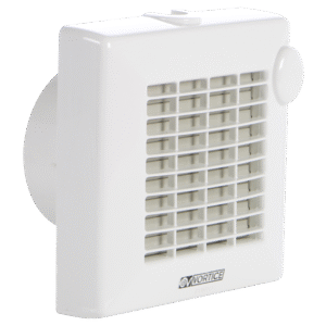 "Vortice Punto standart model mini aksiyel fan, beyaz renkli, duvara monte edilmiş hâliyle önden görünüm."