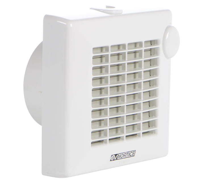 "Vortice Punto standart model mini aksiyel fan, beyaz renkli, duvara monte edilmiş hâliyle önden görünüm."